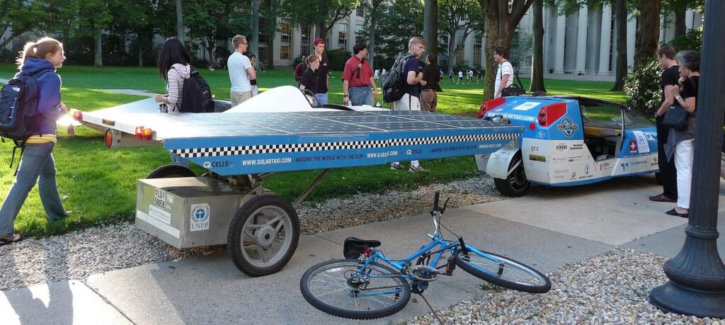 The Solartaxi with its solar trailer: the panels rode behind the car, not on it.