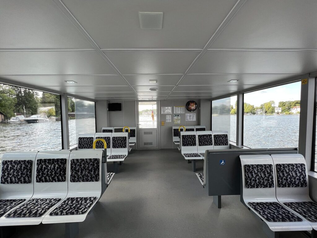 Inside: 28 seats, room for wheelchairs and up to ten bicycles.
