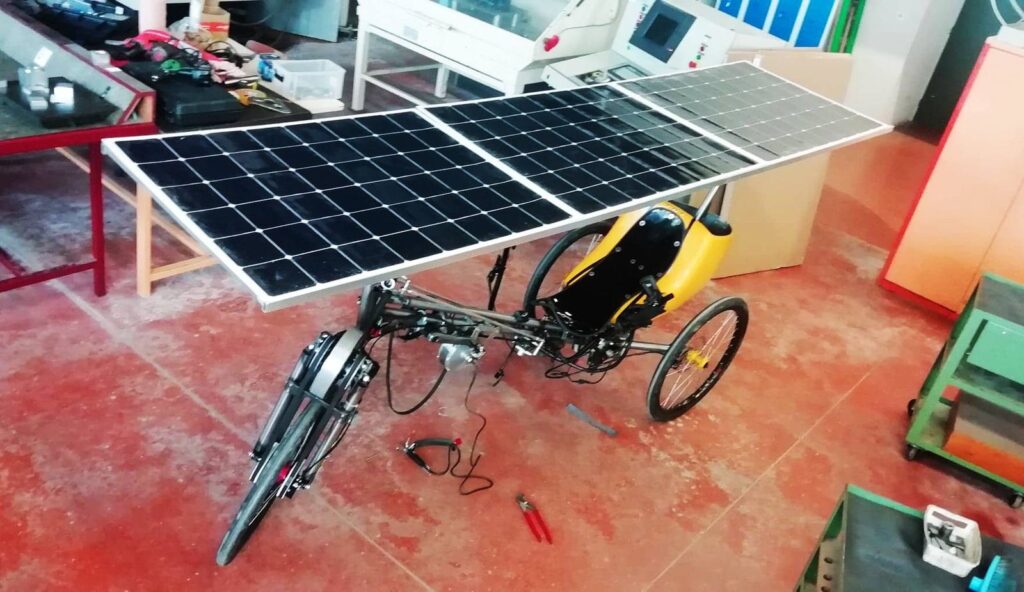 Bernard Cauquil's TiltDragonFly – A Tilting Solar Trike Without a Chain