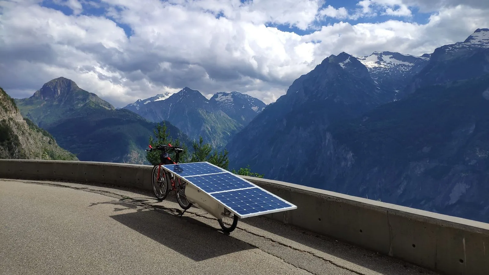 Maxence Pioteyry – A Genesis Steel Bike with Solbian Trailer
